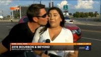 Mỹ: Phóng viên được người lạ hôn khi đang lên sóng