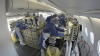 Bên trong máy bay quân sự vận chuyển người nhiễm virus Corona tại Pháp