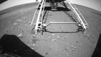 Tàu thám hiểm sao Hỏa của Trung Quốc lần đầu tiên lăn bánh trên bề mặt hành tinh đỏ