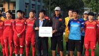 Chủ tịch Hội Nhà báo TP. HCM trao 400 triệu đồng cho đội tuyển bóng đá nữ Việt Nam