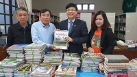 Phó Chủ tịch Thường trực Hội Nhà báo Việt Nam tặng sách cho thư viện huyện Quỳnh Lưu