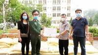 Báo Kinh tế & Đô thị trao quà ủng hộ phòng chống dịch Covid-19 tại khu cách ly ở huyện Thạch Thất