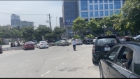 Hà Nội: Loạn bãi xe không phép, thu vé sai quy định