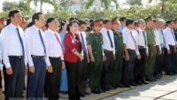 Chủ tịch Quốc hội dâng hương tưởng niệm các Anh hùng Liệt sĩ tại Vĩnh Long