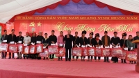Thường trực Ban Bí thư Trần Quốc Vượng thăm, tặng quà Tết hộ nghèo huyện Văn Yên (Yên Bái)