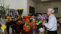 Tổng Bí thư, Chủ tịch nước Nguyễn Phú Trọng thắp hương tưởng niệm nguyên Tổng Bí thư Nguyễn Văn Linh