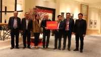 Thủ tướng tặng quà cho HLV Park Hang-seo nhân dịp Tết cổ truyền Việt Nam