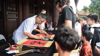 Hà Nội: Người dân đội nắng đi xin chữ đầu năm tại Văn Miếu