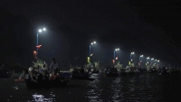 Dòng người soi đèn, xuyên đêm trẩy hội chùa Hương