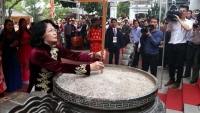 Phó Chủ tịch nước Đặng Thị Ngọc Thịnh đánh trống khai hội đền Hai Bà Trưng