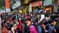 Hà Nội: Người dân xếp hàng từ sáng sớm mua vàng ngày vía Thần Tài