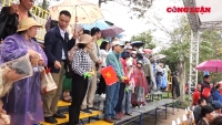 Hàng nghìn người đội mưa xem Lễ hội Bơi chải thuyền rồng Hà Nội