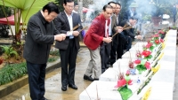 Nguyên Chủ tịch nước Trương Tấn Sang thắp hương tưởng niệm các liệt sĩ tại Vị Xuyên