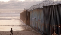 Lầu Năm Góc cấp một tỷ USD xây tường biên giới với Mexico