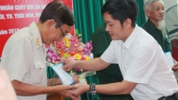 Báo NB&CL trao quà cho các gia đình chính sách và người có công tại Nghệ An