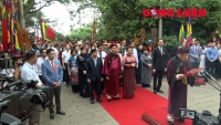 Chủ tịch Quốc hội Nguyễn Thị Kim Ngân thành kính dâng hương tưởng niệm các Vua Hùng.