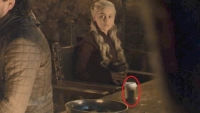 Bất ngờ xuất hiện chiếc cốc cafe trong Game of Thrones