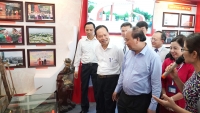 Thủ tướng Nguyễn Xuân Phúc tham quan triển lãm 