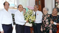Thủ tướng Nguyễn Xuân Phúc thăm, chúc mừng các nhà báo lão thành