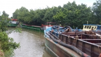 Tiền Giang: Hàng chục sà lan “kẹt cứng” trên dòng kênh Hai
