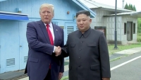 Chủ tịch Kim và Tổng thống Trump bắt tay nhau trong cuộc gặp lịch sử tại Panmunjom