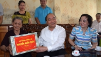 Thủ tướng Nguyễn Xuân Phúc thăm, tặng quà các gia đình chính sách tại tỉnh Yên Bái