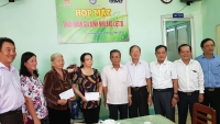 Hội Nhà báo Việt Nam thăm và tặng quà cho thân nhân các nhà báo liệt sĩ tại Vĩnh Long