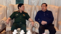 Bộ trưởng Ngô Xuân Lịch thăm, tặng quà Đại tướng Phùng Quang Thanh