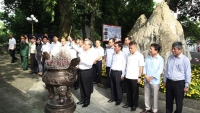 Thường trực Ban Bí thư Trần Quốc Vượng dâng hương tưởng niệm các Anh hùng Liệt sĩ tại Thái Nguyên