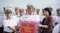Phó Chủ tịch nước thăm, tặng quà tại Căn cứ quân sự Cam Ranh