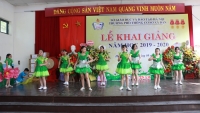 Hà Nội: Xúc động lễ khai giảng học sinh hát Quốc ca bằng tay