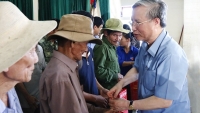 Thường trực Ban Bí thư Trần Quốc Vượng thăm động viên người dân vùng lũ Hà Tĩnh