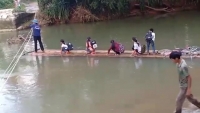 Chiêm Hóa (Tuyên Quang): Người dân liều mình vượt sông bằng bè tự chế đưa học sinh đến trường