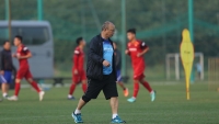 Căng sức huấn luyện, HLV Park Hang - seo mệt mỏi trên sân tập