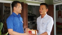 Đà Nẵng: Trao huy hiệu 'Tuổi trẻ dũng cảm' cho thanh niên cứu nhóm du khách gặp nạn