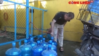Nước sông Đà nhiễm dầu: Người dân xếp hàng chờ lấy nước miễn phí