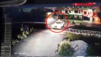 Video giao thông: Tàu hỏa húc bay ôtô chở Phó Bí thư huyện ở Thanh Hóa