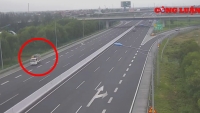 Video giao thông: Tài xế xe tải liều mạng đi lùi trên cao tốc