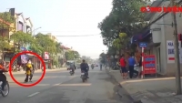 Video giao thông: Hai bà cháu bị đâm ngất xỉu vì sang đường bất cẩn
