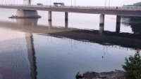 Đà Nẵng: Nước thải đen ngòm chảy cuồn cuộn từ cống xả ra sông Hàn