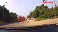 Video giao thông: Nam thanh niên suýt chui vào gầm xe tải vì vượt ẩu