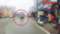 Video giao thông: Từ màn sương mù lao vút ra, xe tải tông trực diện 2 người đi xe máy