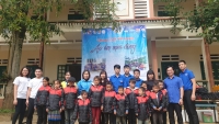 Gần 500 suất quà được trao cho các em học sinh tại 2 điểm trường khó khăn của huyện Văn Bàn