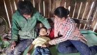 Thừa Thiên Huế: Vợ chồng nghèo bán hết ruộng nương vẫn không đủ tiền chữa bệnh cho con
