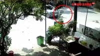 Video giao thông: Phóng xe máy tốc độ cao, hai người nằm gục dưới bánh ô tô