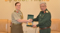 Thượng tướng Nguyễn Chí Vịnh tiếp Đại tá Nerolie McDonald Tùy viên Quốc phòng Australia