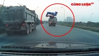 Video giao thông: Xe tải suýt gây tai nạn vì tấm bạt phủ bay ra khỏi xe