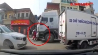 Video giao thông: Người phụ nữ suýt chết vì lao vào điểm mù xe tải