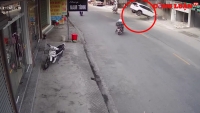 Video giao thông: Tài xế suýt chết vì chạy tốc độ cao trong khu dân cư