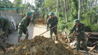 Cán bộ chiến sĩ Bộ CHQS tỉnh Thừa Thiên Huế giúp bà con vùng giáo dân xây dựng nông thôn mới